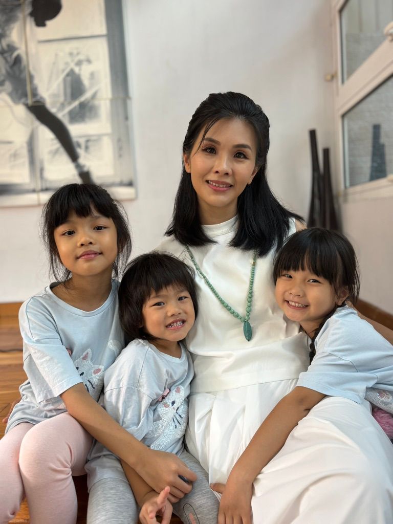 与三位女儿合照