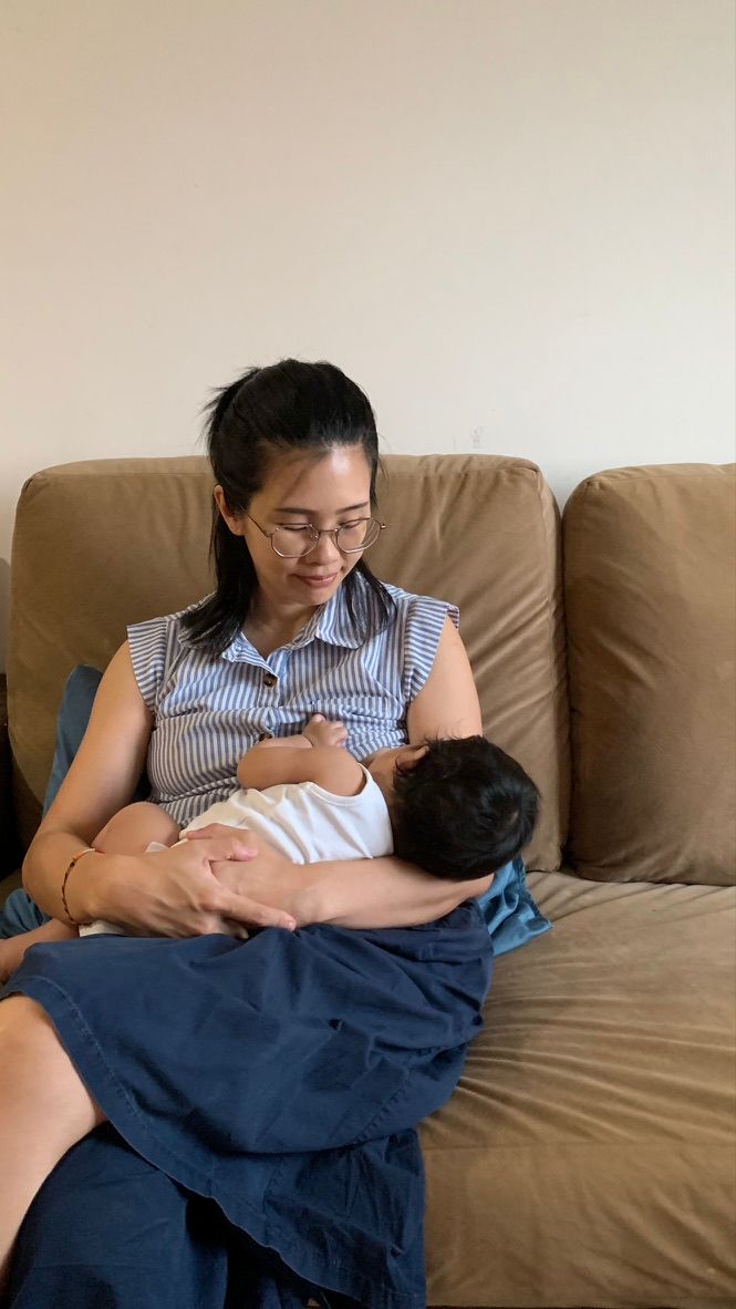 沙发哺乳
